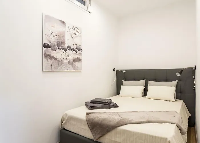 First House Apartment *