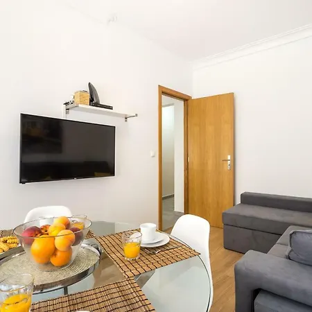 아파트 First House